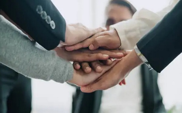英伟达股票为何有望成为2025年科技股中最划算的股票？