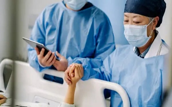 联合健康深陷困境，股价暴跌59%后是机遇？