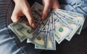 金价三年涨近90%，投资者如何布局黄金投资？