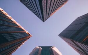 两家跌近52周低点的明星公司，值得关注吗？