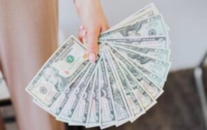 亚马逊AWS的AI转折点：“雷尼尔”超算开启百亿增收新纪元
